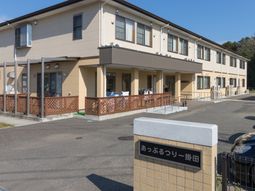 明るい建物の外観