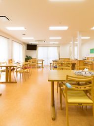 広々とした明るい食堂