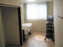 明るい居室の様子