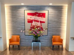 モダンな壁画と椅子