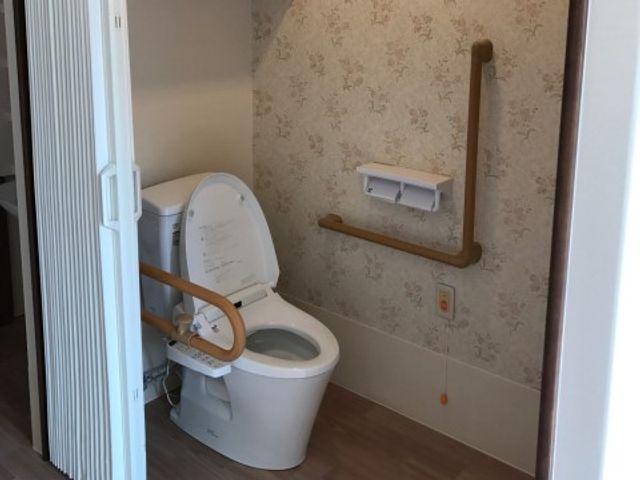バリアフリートイレ設備 トイレ 手すり完備の清潔なトイレスペースです。ご高齢の方も安心してお使いいただける配慮が行き届いています。