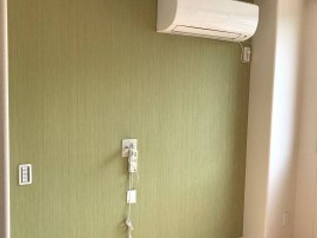 エアコン付きの居室壁面 居室 ゆとりある居室には、快適な環境作りをサポートするエアコンが備え付けられております。明るく清潔感のある壁面が、安らぎの空間を創出しています。