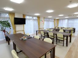 広々とした明るい食堂