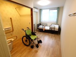 車椅子とベッドのある部屋