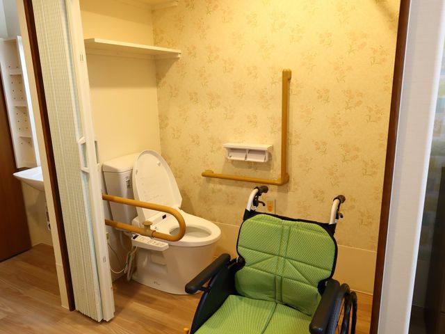 バリアフリー設計のトイレ トイレ 手すり付きで安全に配慮されたトイレスペースです。車椅子の方も快適にご利用いただける環境が整っております。