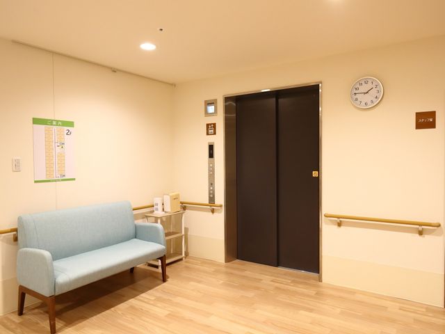 廊下とエレベーター 共有スペース きれいに整備された廊下は、スタッフや訪問者の移動をスムーズにします。手すりは安全と利便性を考慮して設置されております。