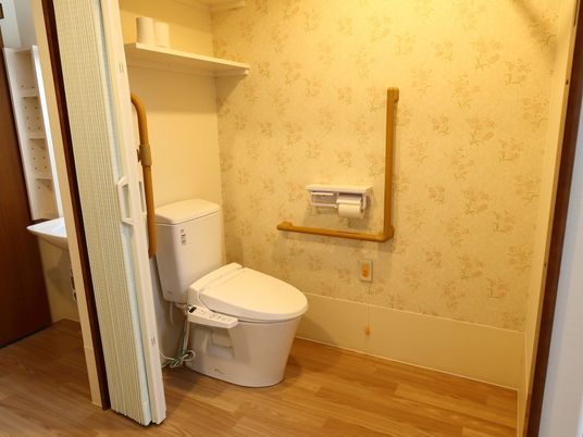 バリアフリー設計のトイレ