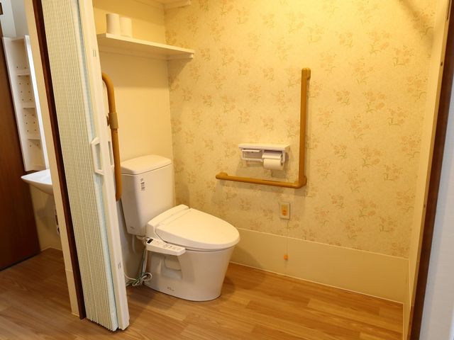 バリアフリー設計のトイレ トイレ 安全性を重視した設計のトイレは、手すりが設けられ快適な利用が可能です。利用の多い場所だからこその配慮が行き届いています。