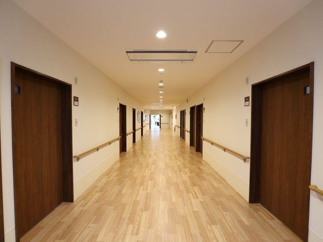 清潔感のある廊下 通路 手すりが設置された明るく広々とした廊下は、毎日の生活が快適に過ごせるよう配慮されています。