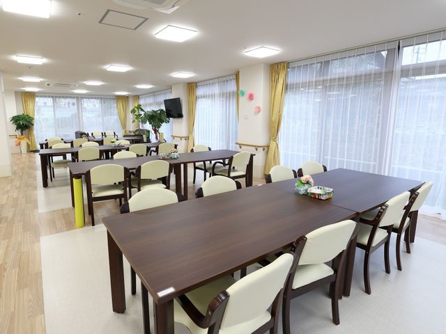 明るい広々とした食堂