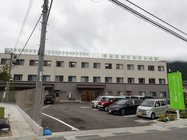 施設の外観と看板 外観 ゆとりある駐車スペースが完備された明るい外観。利用者の利便性を考慮した設計になっており、安心してご勤務頂けます。