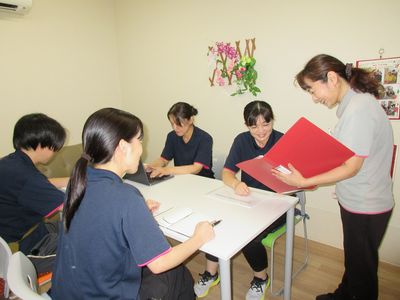 スタッフが笑顔で業務中