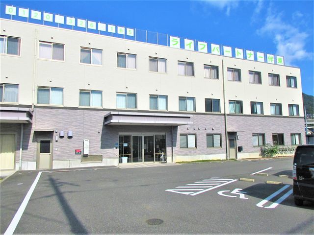 穏やかな印象のエントランス エントランス ゆったりとした開放感のあるエントランスが迎えてくれます。広々とした駐車場も備えており、訪問がしやすい環境です。