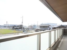 明るいバルコニーの風景