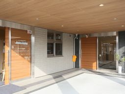 木目調のエントランス