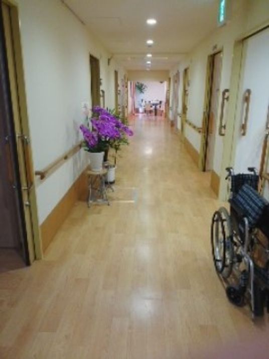 清潔感のある暖色系廊下