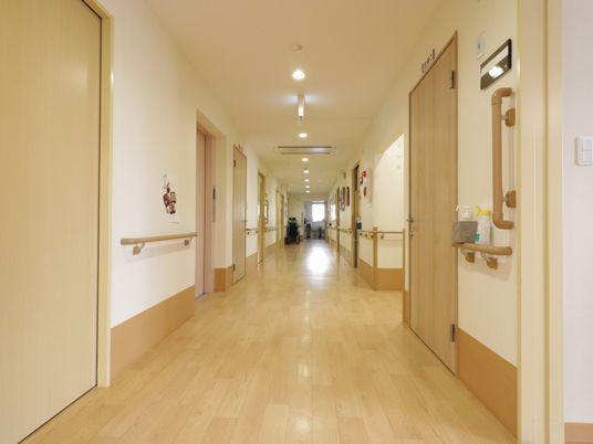 清潔な施設の廊下