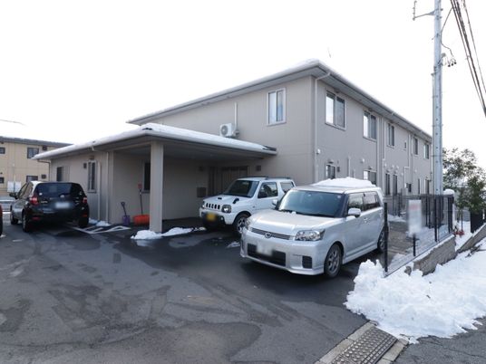 外部と駐車場の景色