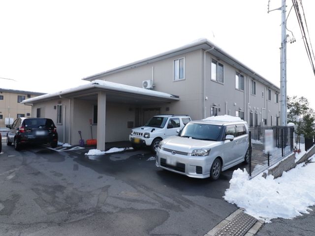 外部と駐車場の景色
