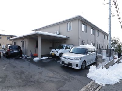 外部と駐車場の景色