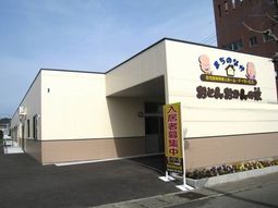 明るい外観の建物エントランス