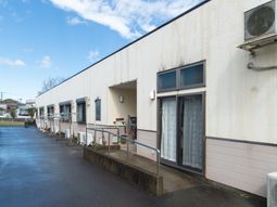 施設の明るい外観