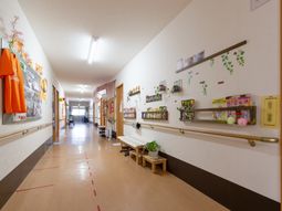 温かい雰囲気の廊下