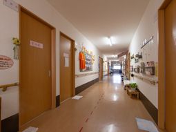 明るい廊下の様子