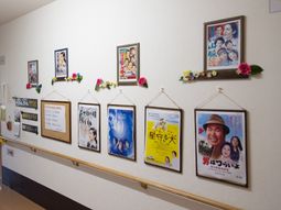 壁に掛けられた映画ポスター