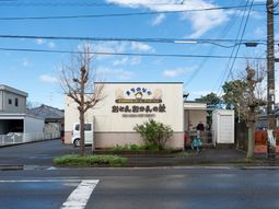 外観と入口の建物