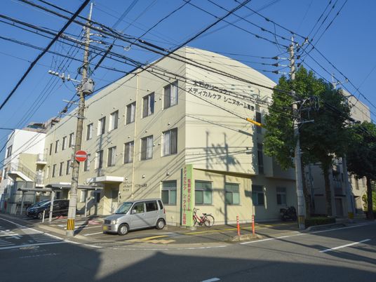 明るい建物のエントランス