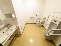 バリアフリーの洗面所設備