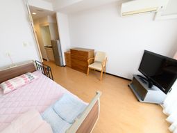 明るい居室の一角