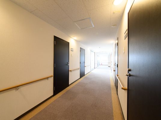 明るい廊下と部屋のドア