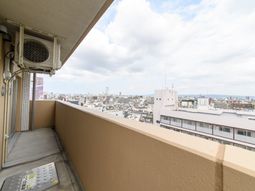 都市の景色が見えるバルコニー