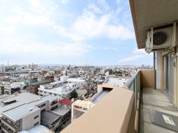 都市景観の見えるバルコニー