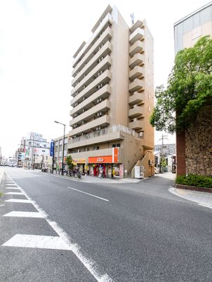 多階層の建物の外観