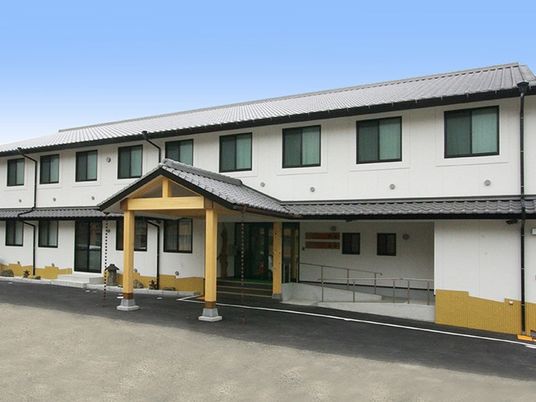 明るい外観の建物  