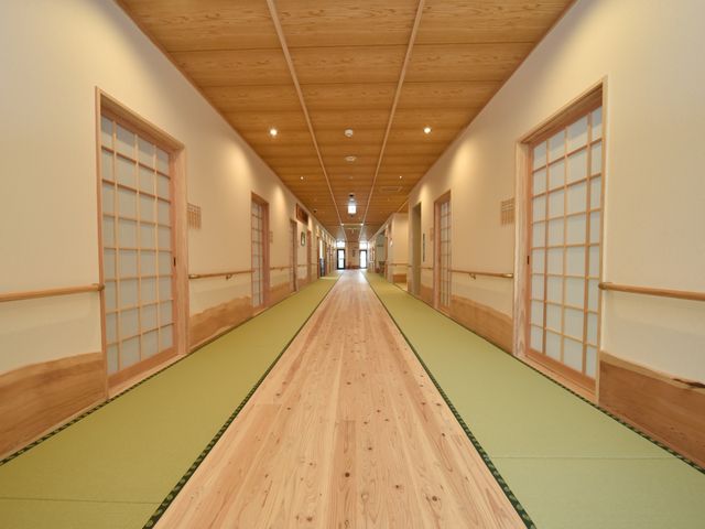 和風の廊下 廊下 和の雰囲気が漂う廊下は、落ち着いた色合いで、心安らぐ空間を提供しています。手すりが設置されており、皆様の歩行をサポートいたします。