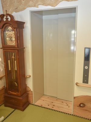 和風エレベーターの扉