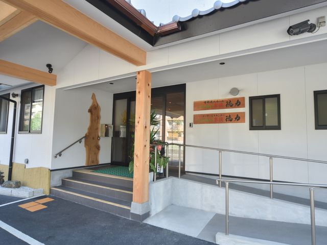 エントランスの門 エントランス 明るく開放的なエントランスが迎えてくれます。階段には手すりが設置されており、安全に配慮された造りになっています。