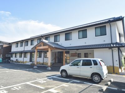 白い外壁の建物正面