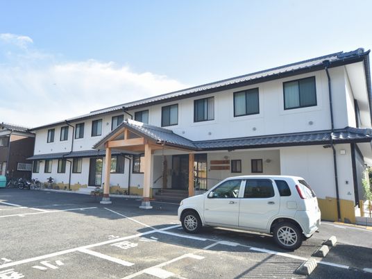 白い外壁の建物正面