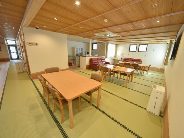 和室風の共有スペース 共有スペース 広々とした畳のラウンジでは、木の温もりが感じられる設計となっており、共に過ごす時間が落ち着きを与えてくれます。