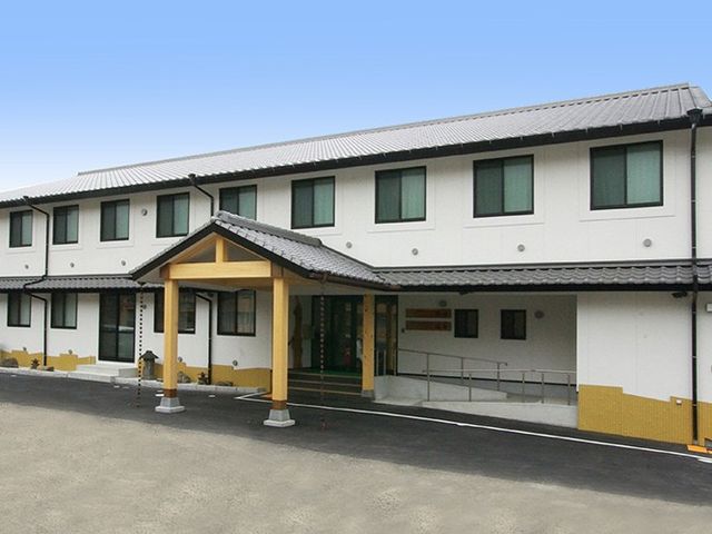 施設の外観です 外観   白い外壁と落ち着いた屋根が印象的な建物です。車寄せのある出入口で、送迎時の動線が分かりやすそうです。