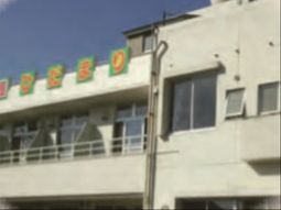 日差し照る施設外観