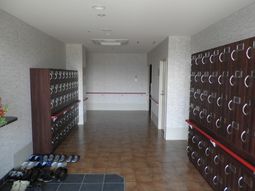 明るいエントランスの風景