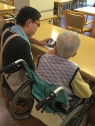 車椅子の方とスタッフ