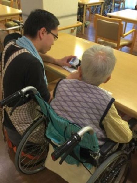 車椅子の方とスタッフ