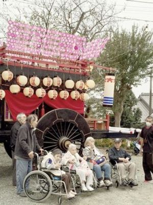 祭りの屋台と利用者